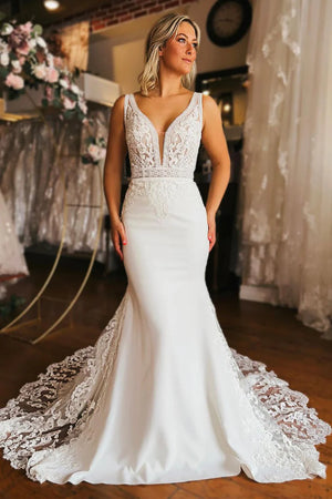 Charming Mermaid V Neck Long Sleeve Wedding Dress with Appliques-Daisybridals